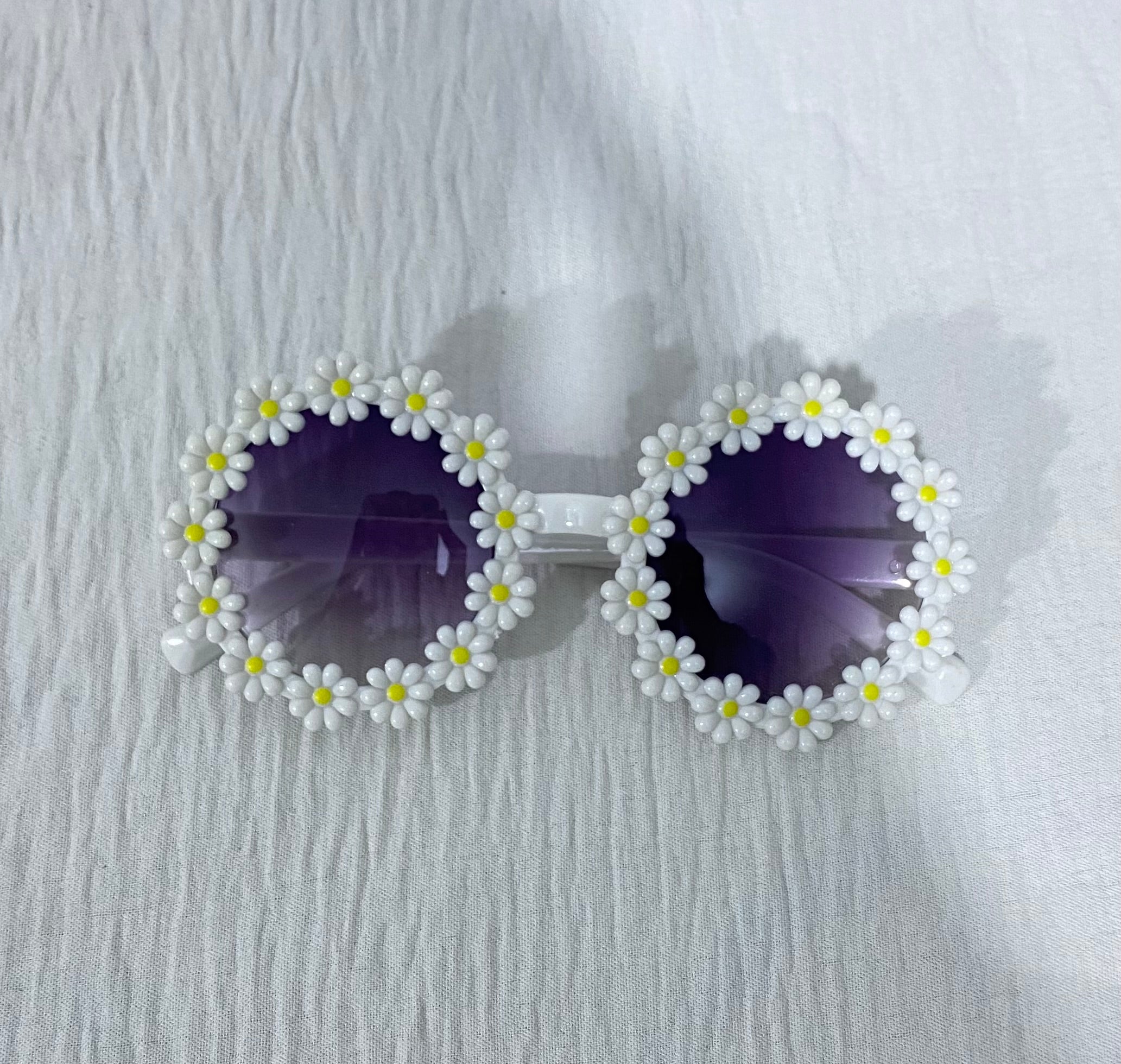 White floral sunglasses (immediate)