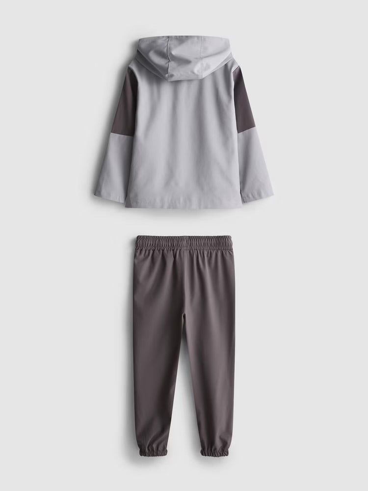 Set O An activewear jacket and joggers co-ord