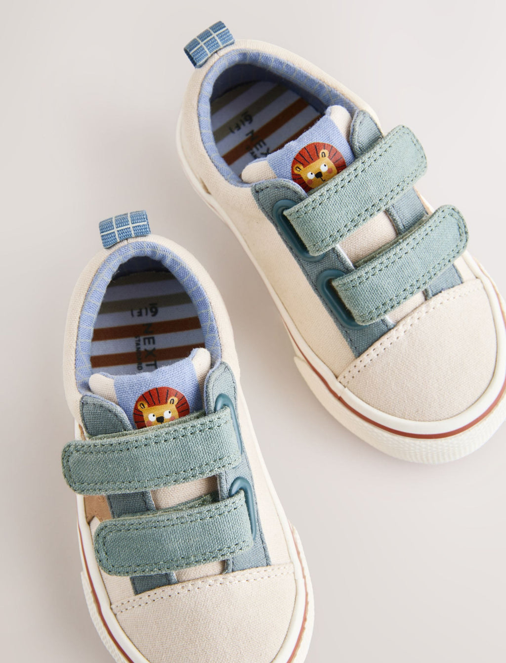 Neutral Standard Fit (F) Trainers