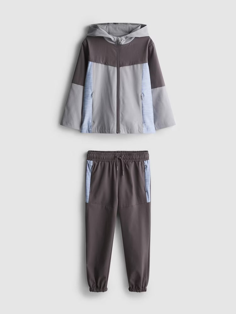 Set O An activewear jacket and joggers co-ord