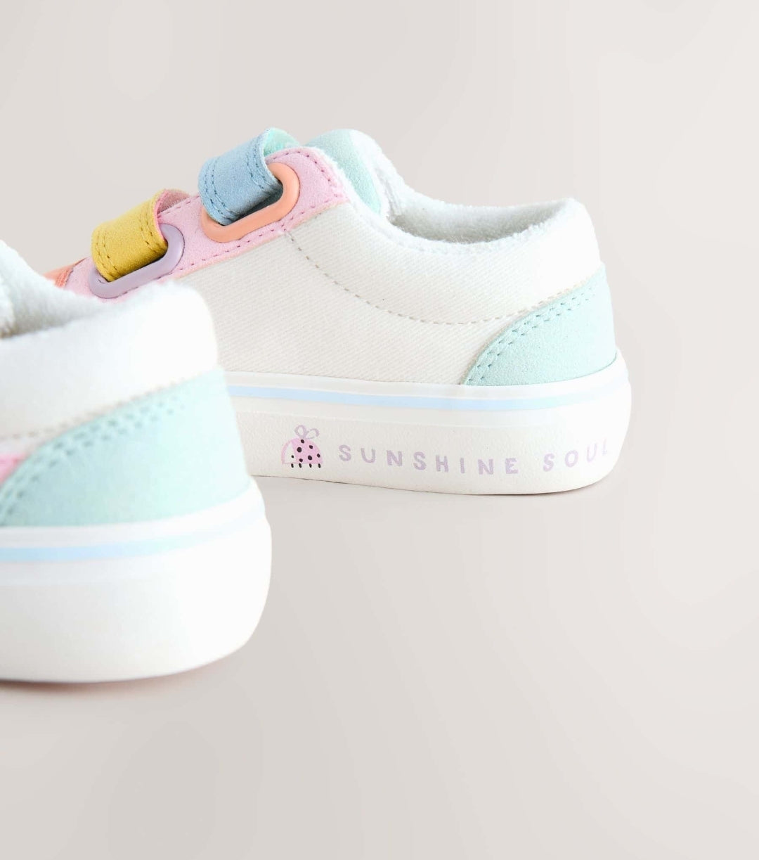 Multi Pastel Wide Fit (G) Touch
Fastening Trainers