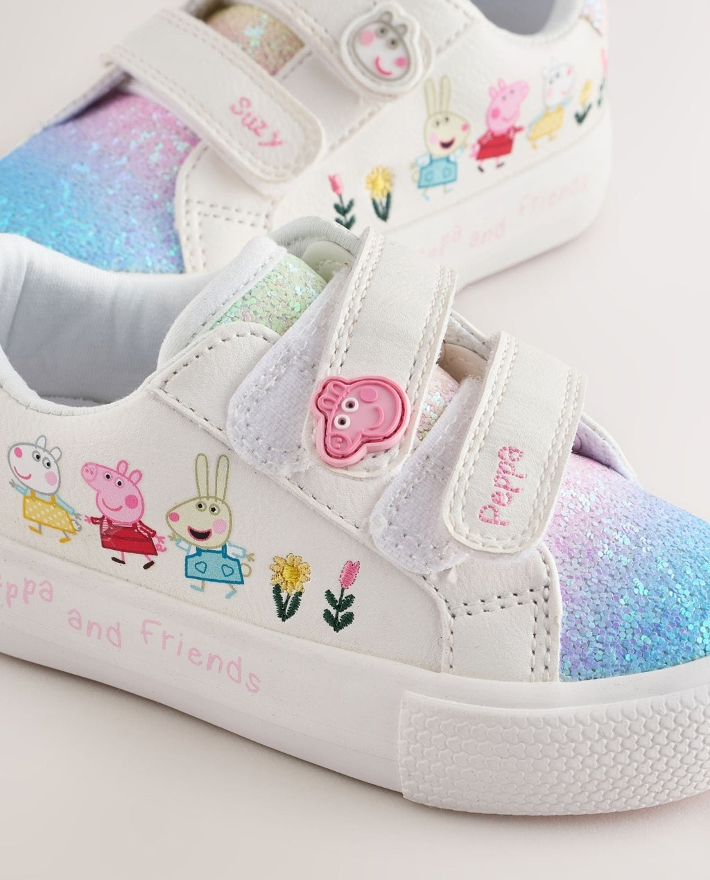 White Standard Fit (F) Peppa Pig
Chunky Trainers with Touch Faste.