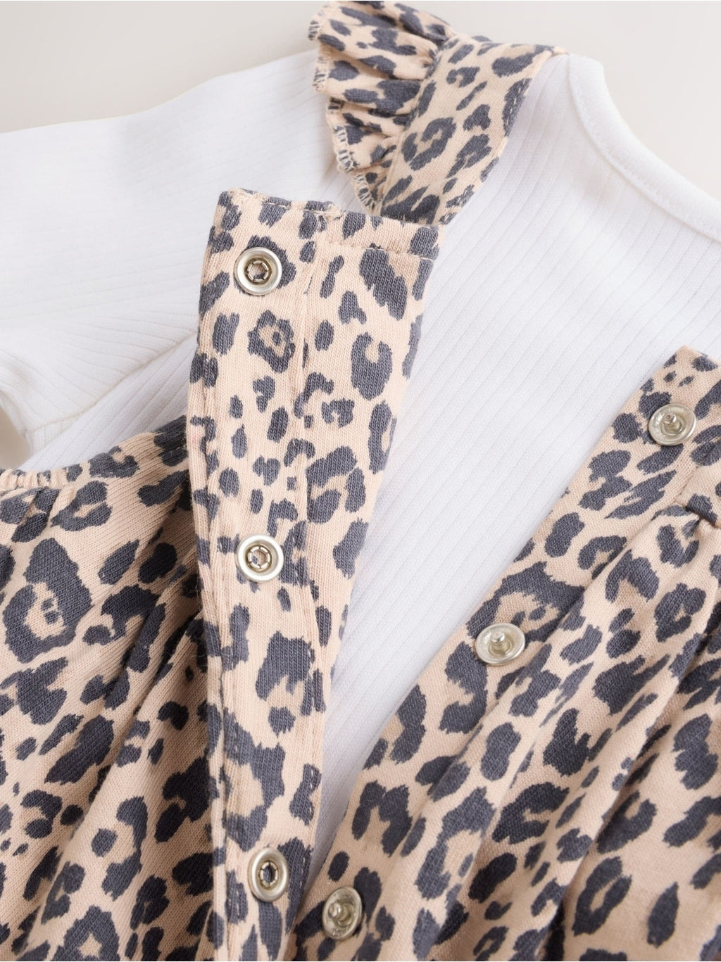 Leopard Print Baby Jersey
Dungarees and Bodysuit Set 2