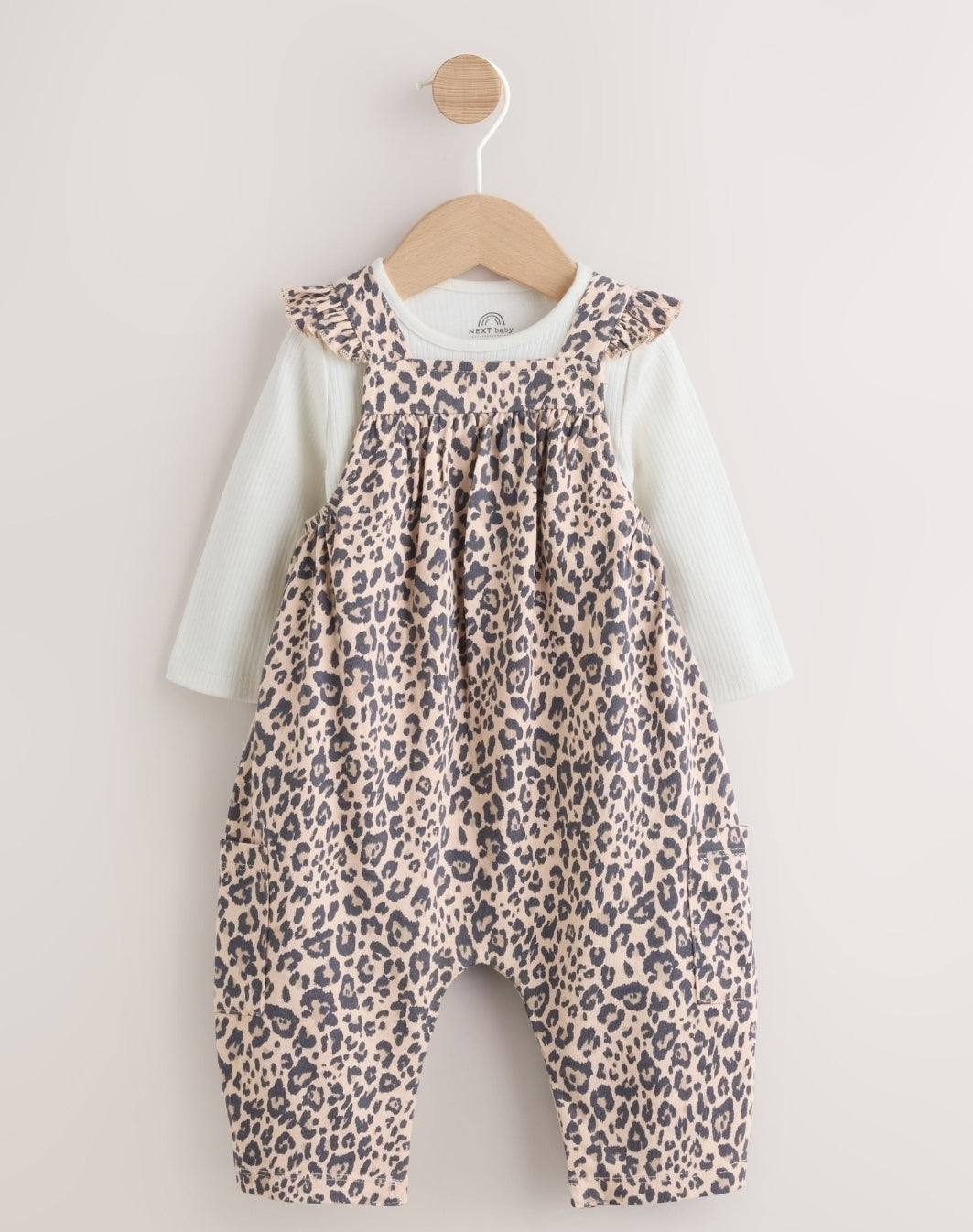 Leopard Print Baby Jersey
Dungarees and Bodysuit Set 2