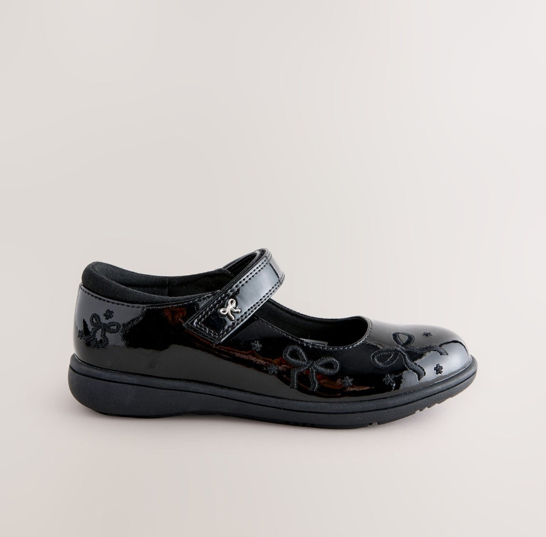 Black Patent Standard Fit (F)
Embroidery Bow Mary Jane Scho