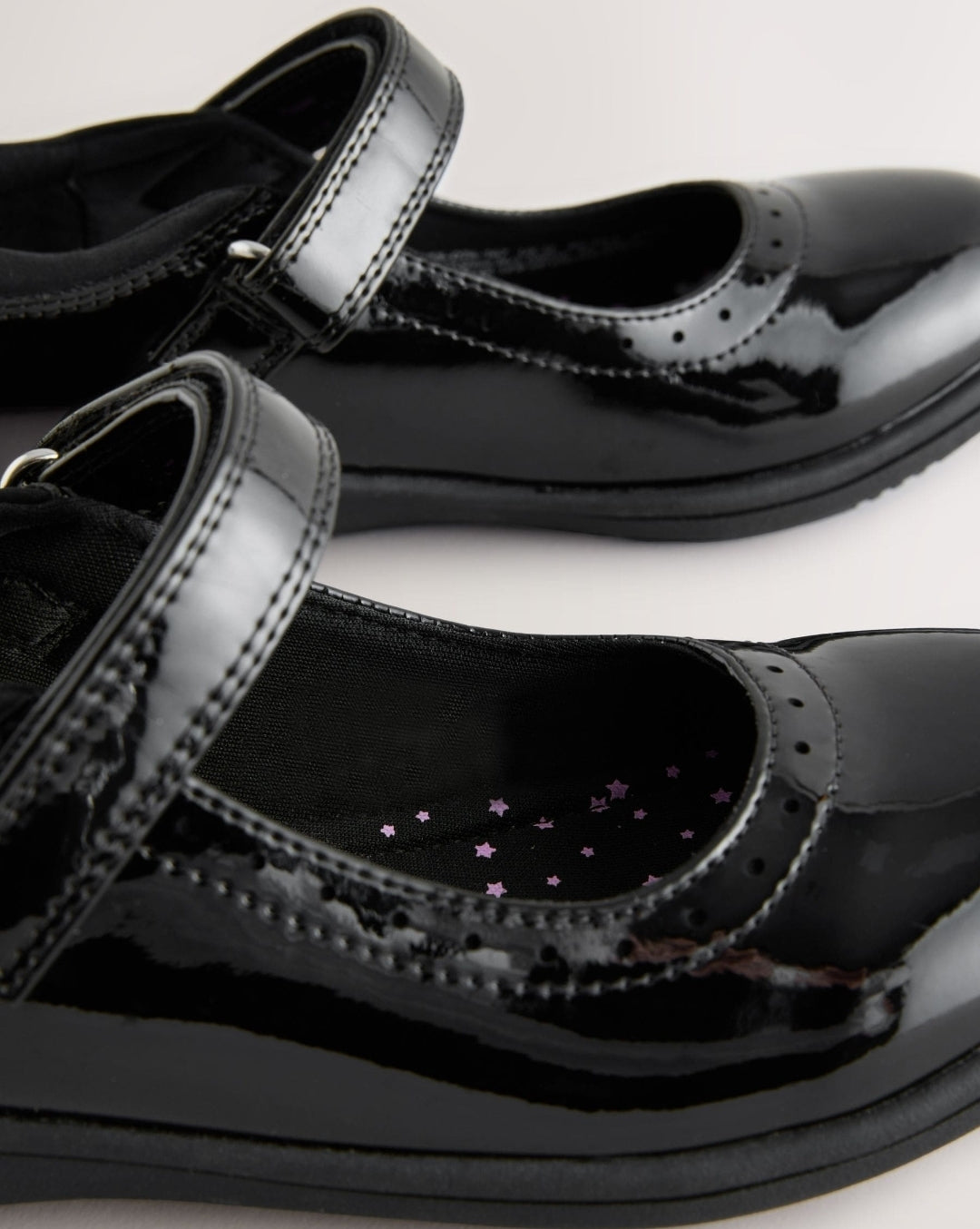 Black Patent Standard Fit (F)
School Brogue Detail Mary Jane