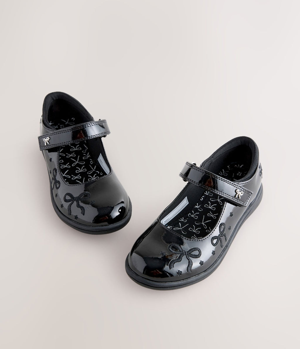 Black Patent Standard Fit (F)
Embroidery Bow Mary Jane Scho