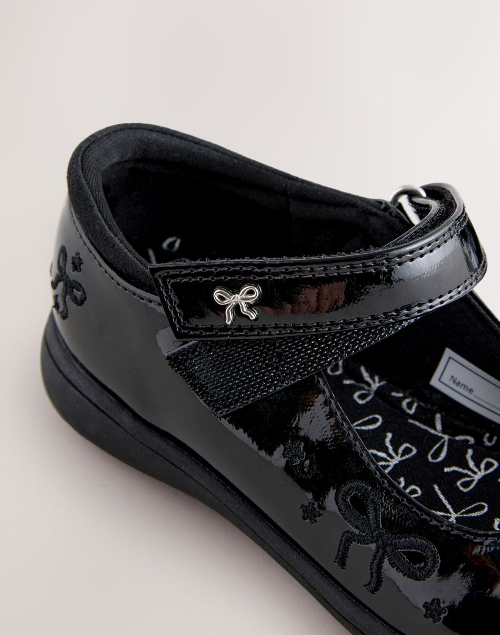 Black Patent Standard Fit (F)
Embroidery Bow Mary Jane Scho