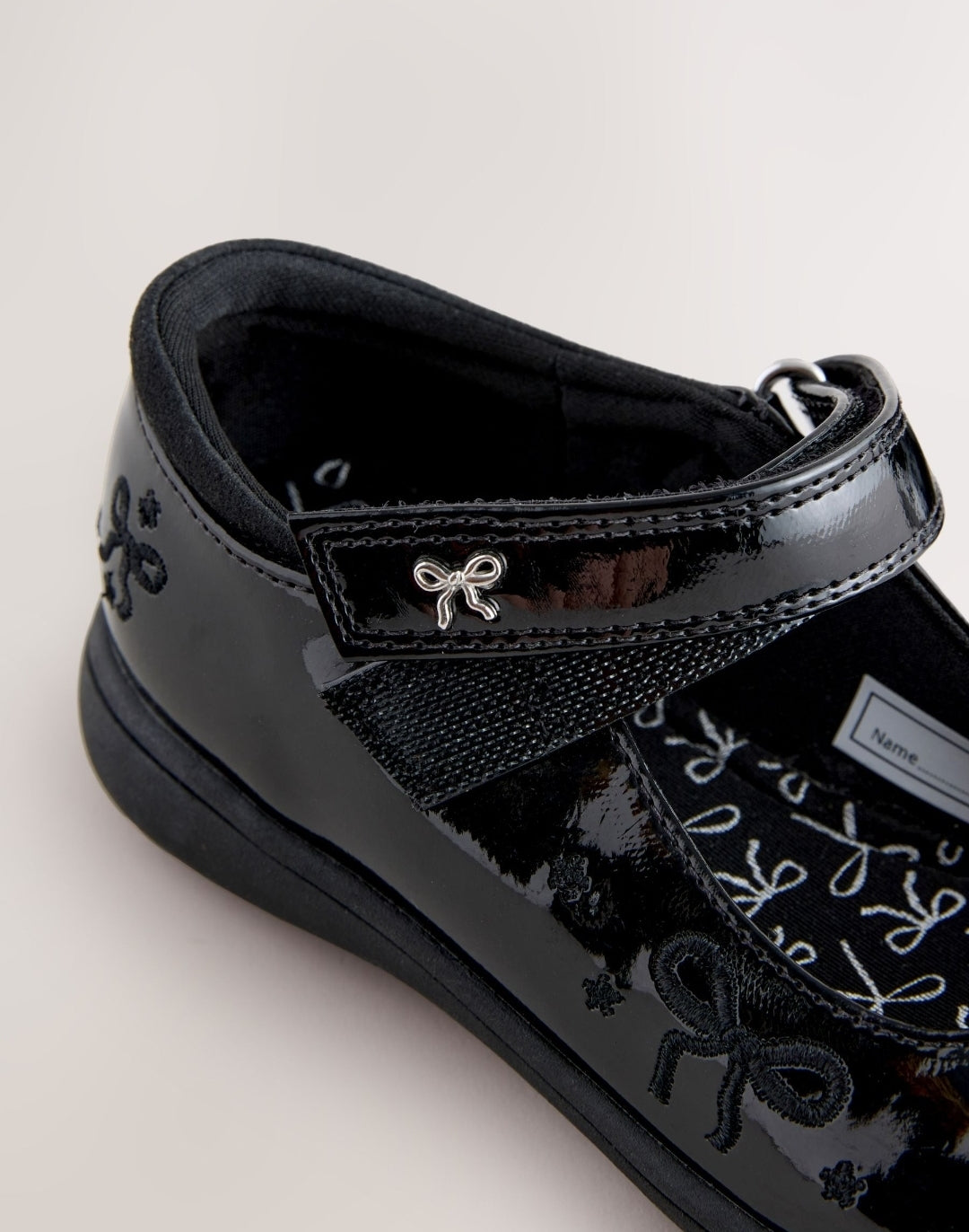 Black Patent Standard Fit (F)
Embroidery Bow Mary Jane Scho