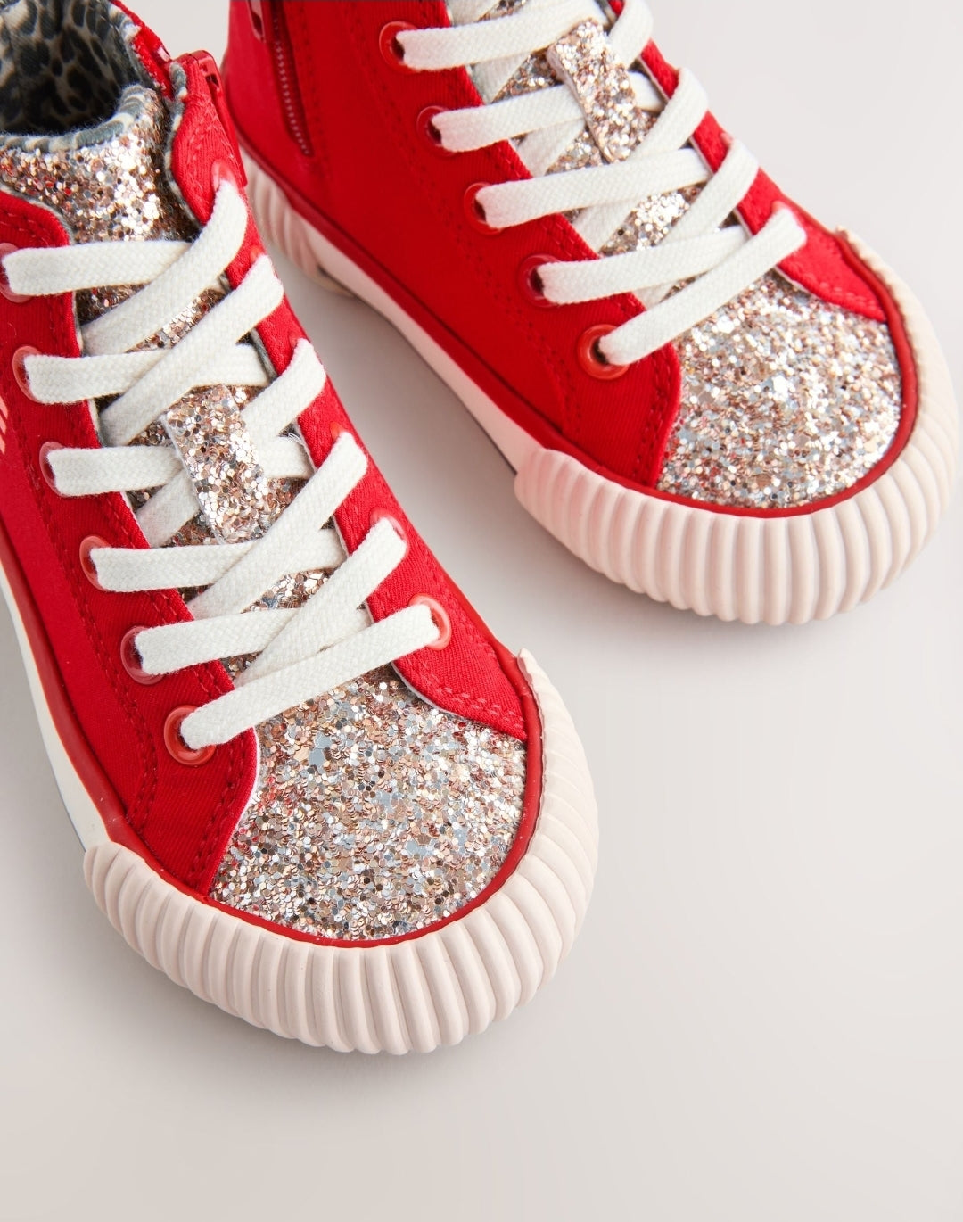 Red Heart Standard Fit (F) High
Top Trainers